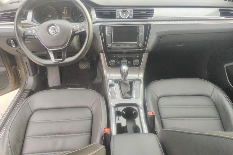 Used Volkswagen Passat 2017 280TSI DSG Luxury Edition Center Console