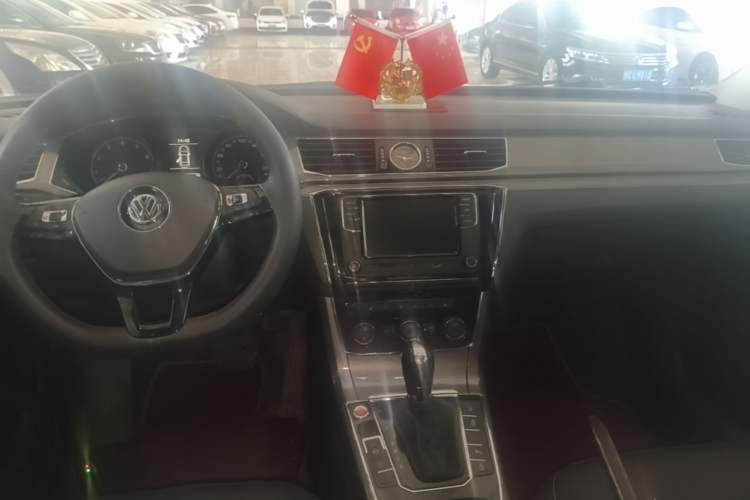 Used Volkswagen Passat 2017 330TSI DSG Luxury Edition Center Console