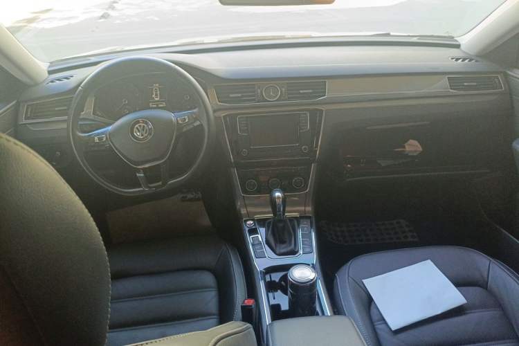 Used Volkswagen Passat 2017 280TSI DSG Luxury Edition Center Console