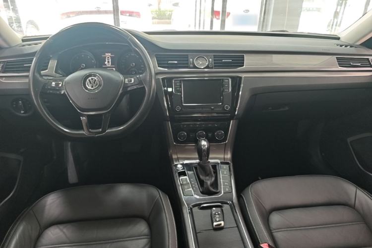 Used Volkswagen Passat 2017 330TSI DSG Luxury Edition Center Console