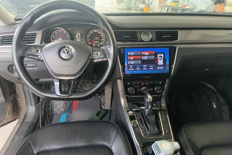 Used Volkswagen Passat 2017 330TSI DSG Luxury Edition Center Console