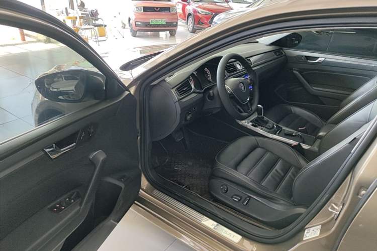 Used Volkswagen Passat 2017 330TSI DSG Luxury Edition Driver Seat