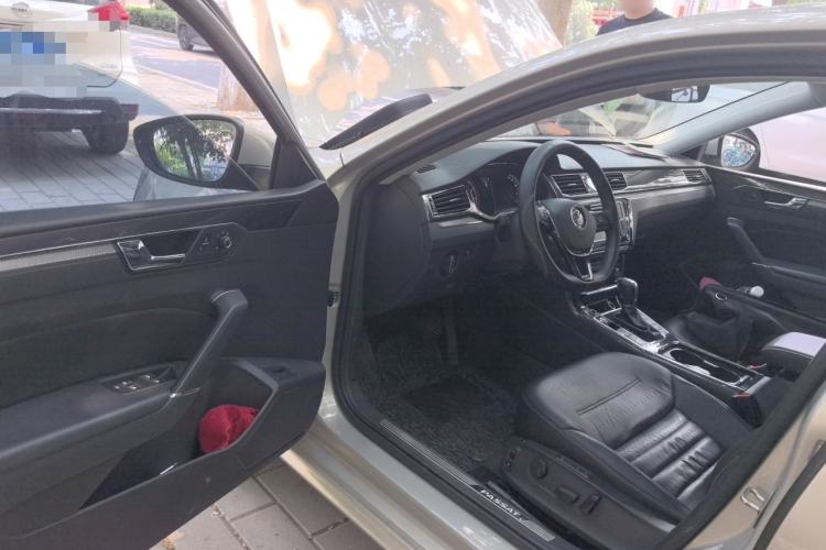 Used Volkswagen Passat 2017 330TSI DSG Luxury Edition Driver Seat