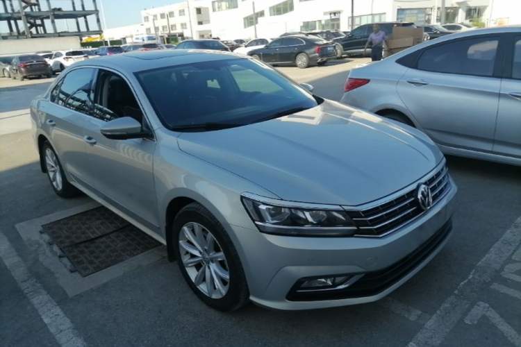 Used Volkswagen Passat 2017 330TSI DSG Luxury Edition Front Right 45 Deg