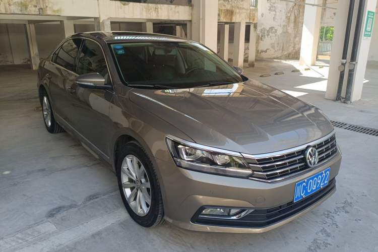Used Volkswagen Passat 2017 280TSI DSG Luxury Edition Front Right 45 Deg