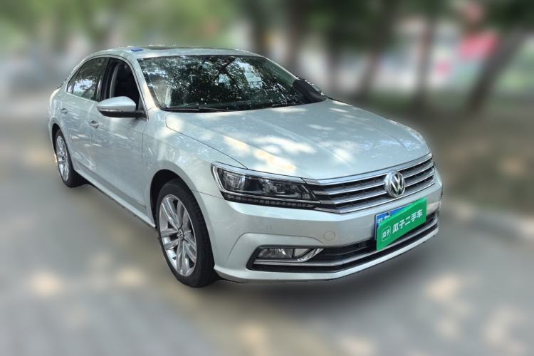 Used Volkswagen Passat 2017 330TSI DSG Luxury Edition Front Right 45 Deg