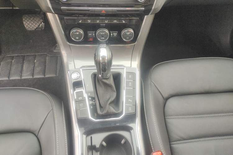 Used Volkswagen Passat 2017 280TSI DSG Luxury Edition Gear Lever