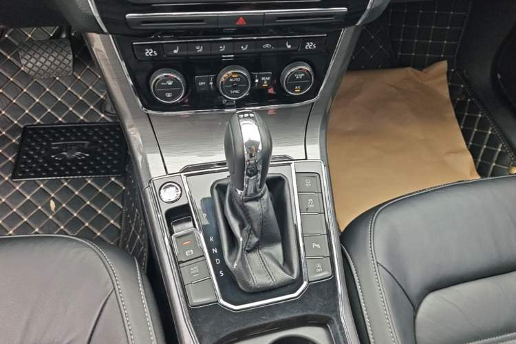 Used Volkswagen Passat 2017 280TSI DSG Luxury Edition Gear Lever