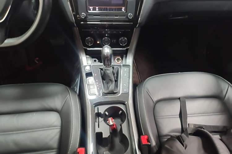 Used Volkswagen Passat 2017 330TSI DSG Luxury Edition Gear Lever