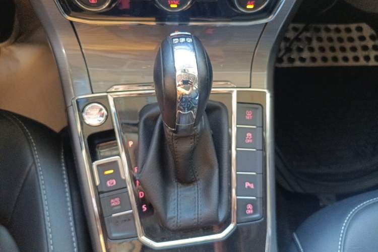 Used Volkswagen Passat 2017 280TSI DSG Luxury Edition Gear Lever