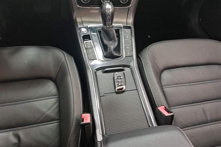 Used Volkswagen Passat 2017 330TSI DSG Luxury Edition Gear Lever