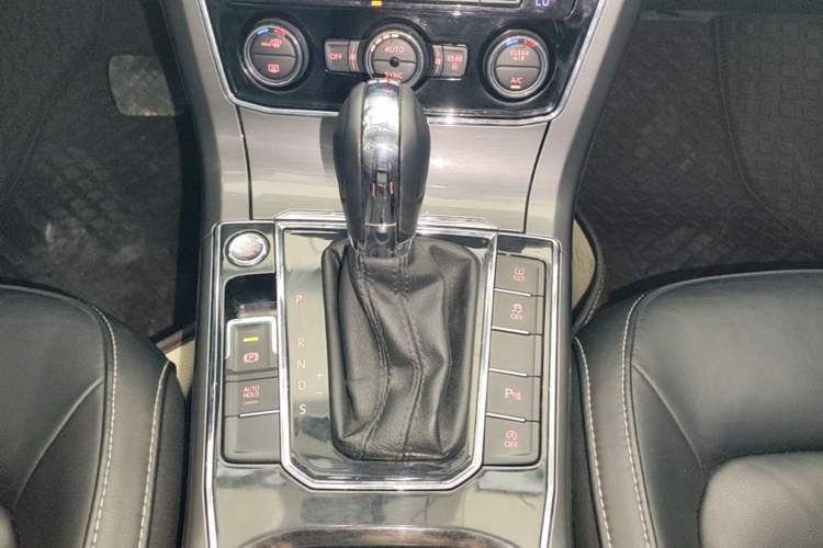 Used Volkswagen Passat 2017 330TSI DSG Luxury Edition Gear Lever