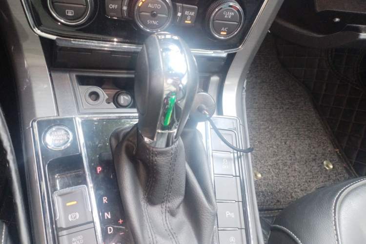 Used Volkswagen Passat 2017 330TSI DSG Luxury Edition Gear Lever