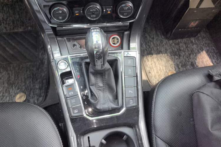 Used Volkswagen Passat 2017 330TSI DSG Luxury Edition Gear Lever
