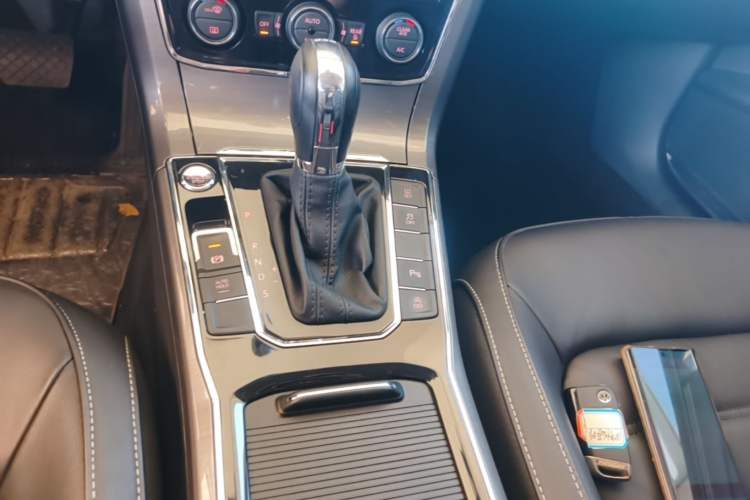 Used Volkswagen Passat 2017 330TSI DSG Luxury Edition Gear Lever