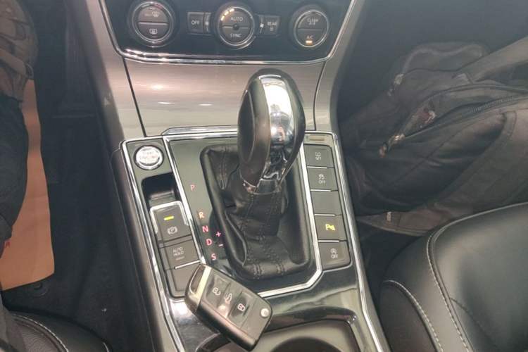 Used Volkswagen Passat 2017 330TSI DSG Luxury Edition Gear Lever