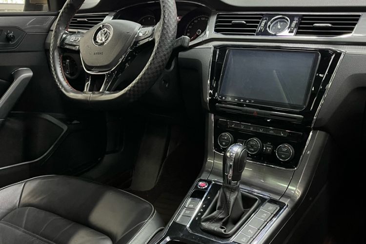 Used Volkswagen Passat 2017 330TSI DSG Luxury Edition Interior 1