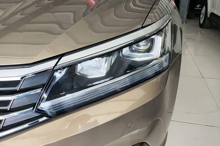 Used Volkswagen Passat 2017 330TSI DSG Luxury Edition Left Front Headlight