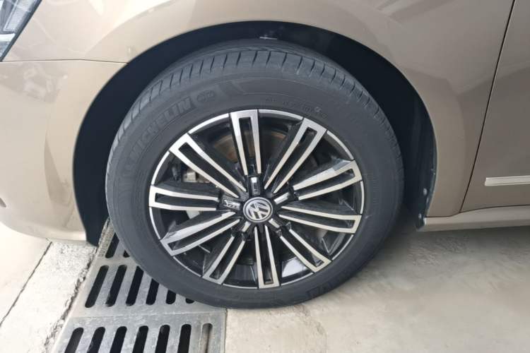 Used Volkswagen Passat 2017 330TSI DSG Prestige Edition Left Front Wheel Hub