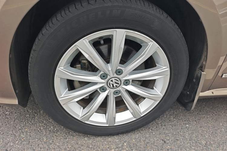 Used Volkswagen Passat 2017 280TSI DSG Luxury Edition Left Front Wheel Hub
