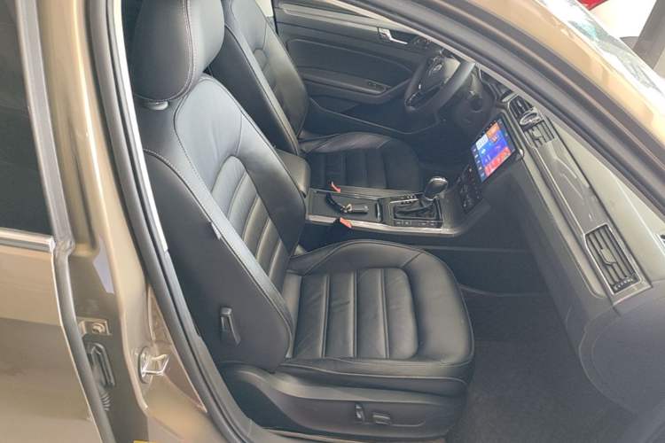 Used Volkswagen Passat 2017 330TSI DSG Luxury Edition Right Front Seat