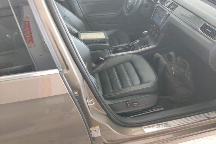 Used Volkswagen Passat 2017 330TSI DSG Luxury Edition Right Front Seat