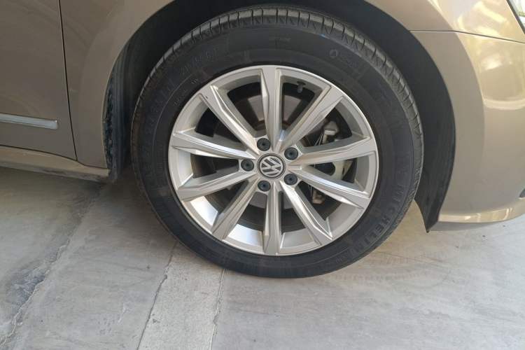 Used Volkswagen Passat 2017 280TSI DSG Luxury Edition Right Front Wheel Hub