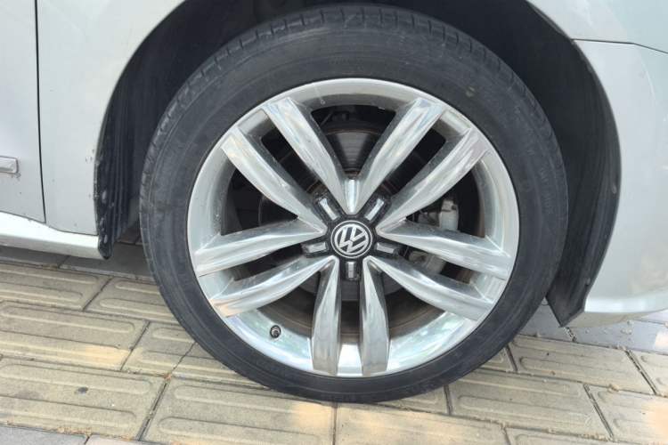 Used Volkswagen Passat 2017 330TSI DSG Luxury Edition Right Front Wheel Hub