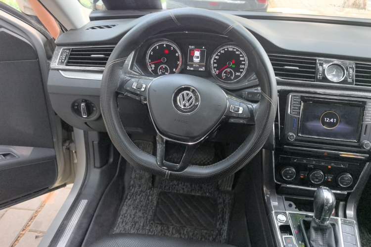 Used Volkswagen Passat 2017 330TSI DSG Luxury Edition Steering Wheel