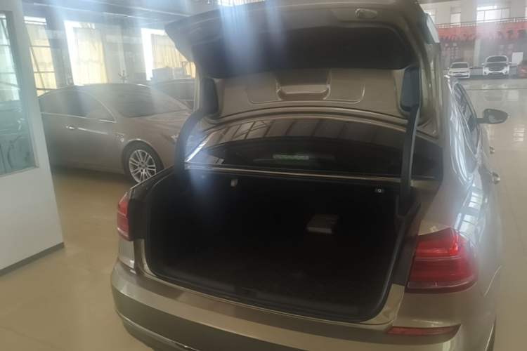 Used Volkswagen Passat 2017 330TSI DSG Luxury Edition Trunk