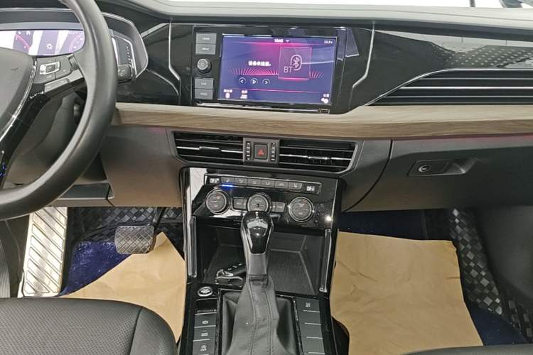 Used Volkswagen Passat 2019 330TSI Luxury Edition China VI Standard Audio And AC Panel