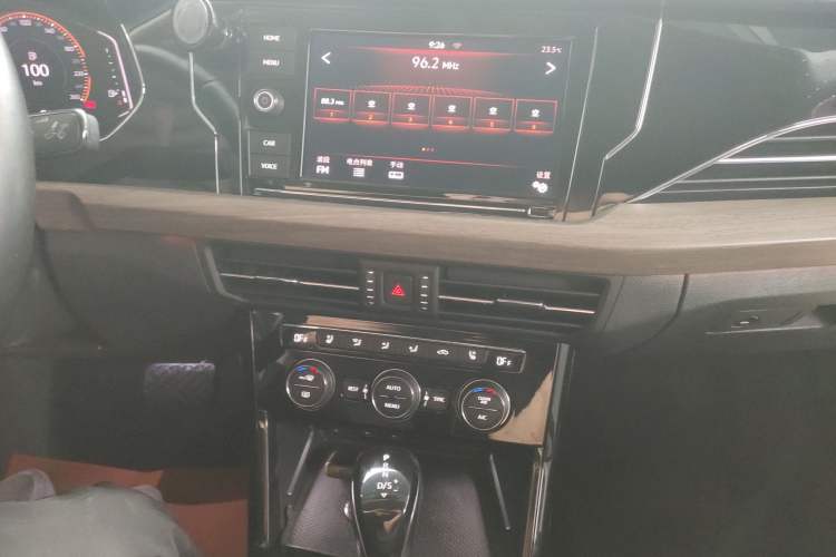 Used Volkswagen Passat 2019 330TSI Luxury Edition China VI Standard Audio And AC Panel