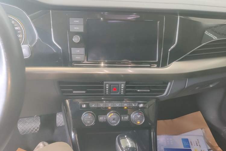 Used Volkswagen Passat 2019 330TSI Elite Edition China VI Audio And AC Panel
