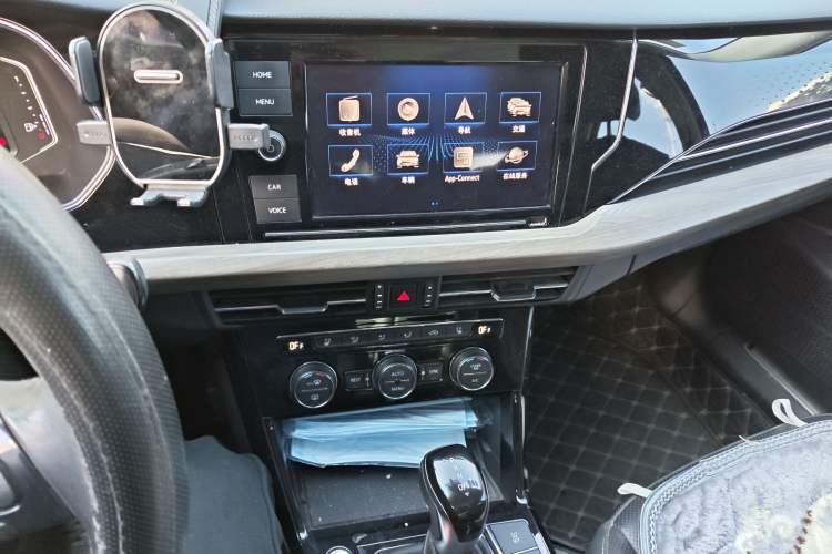 Used Volkswagen Passat 2019 330TSI Luxury Edition China VI Standard Audio And AC Panel