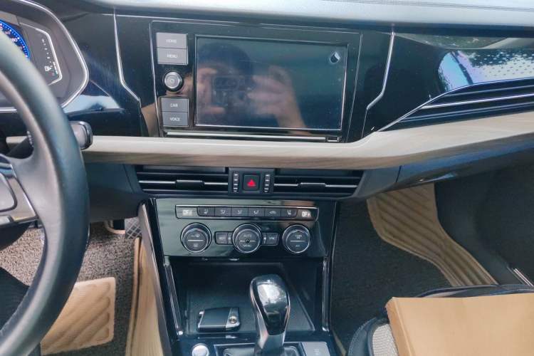 Used Volkswagen Passat 2019 330TSI Luxury Edition China VI Standard Audio And AC Panel