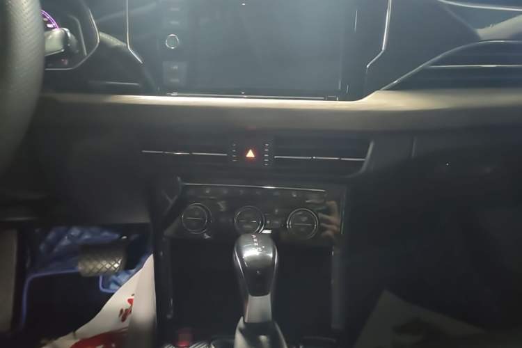 Used Volkswagen Passat 2019 330TSI Luxury Edition China VI Standard Audio And AC Panel
