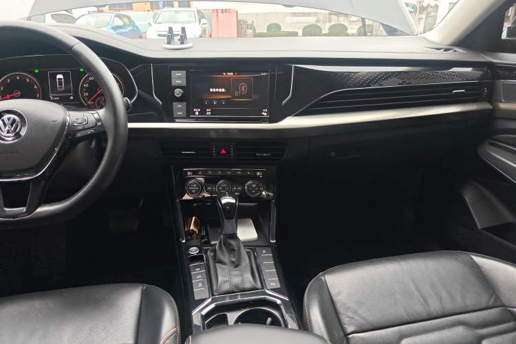 Used Volkswagen Passat 2019 330TSI Elite Edition China VI Audio And AC Panel