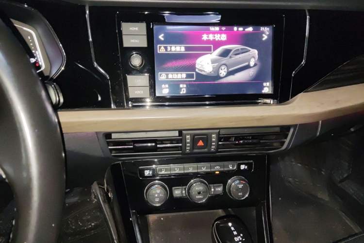 Used Volkswagen Passat 2019 330TSI Luxury Edition China VI Standard Audio And AC Panel