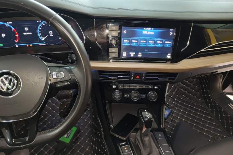 Used Volkswagen Passat 2019 330TSI Luxury Edition China VI Standard Audio And AC Panel