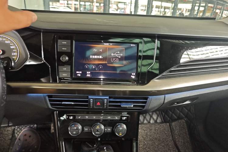 Used Volkswagen Passat 2019 330TSI Elite Edition China VI Audio And AC Panel