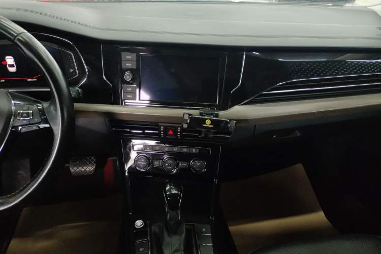 Used Volkswagen Passat 2019 330TSI Luxury Edition China VI Standard Audio And AC Panel