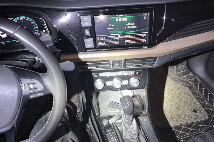Used Volkswagen Passat 2019 330TSI Luxury Edition China VI Standard Audio And AC Panel