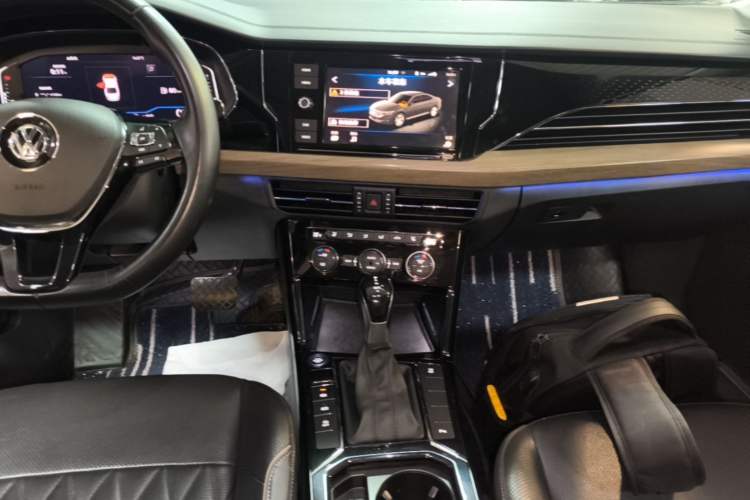 Used Volkswagen Passat 2019 330TSI Luxury Edition China VI Standard Audio And AC Panel