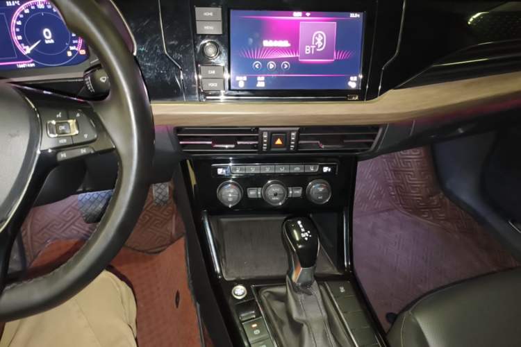 Used Volkswagen Passat 2019 330TSI Luxury Edition China VI Standard Audio And AC Panel