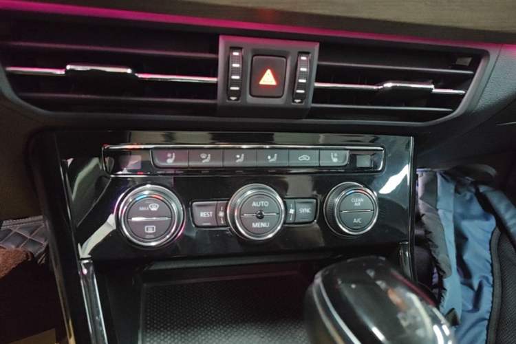 Used Volkswagen Passat 2019 330TSI Luxury Edition China V Standard Audio And AC Panel