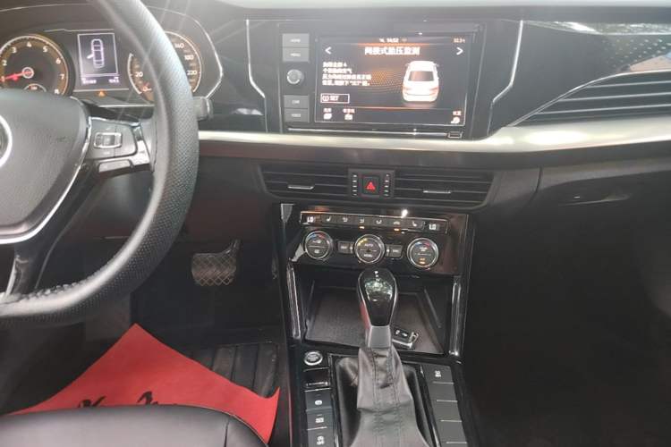 Used Volkswagen Passat 2019 330TSI Elite Edition China VI Audio And AC Panel