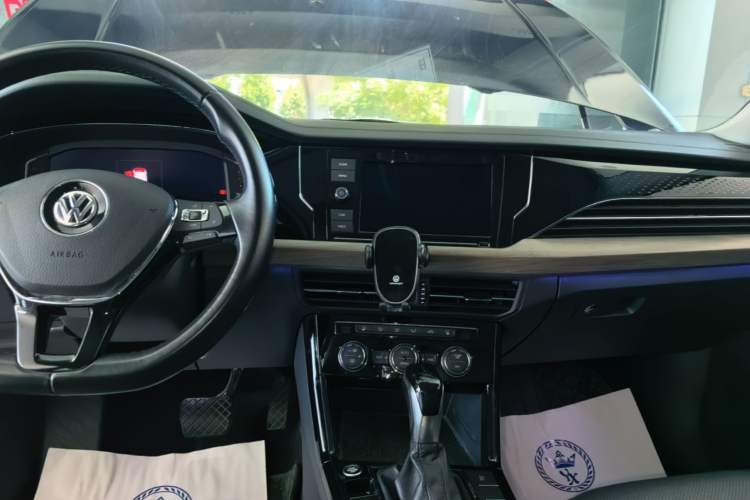 Used Volkswagen Passat 2019 330TSI Luxury Edition China VI Standard Audio And AC Panel