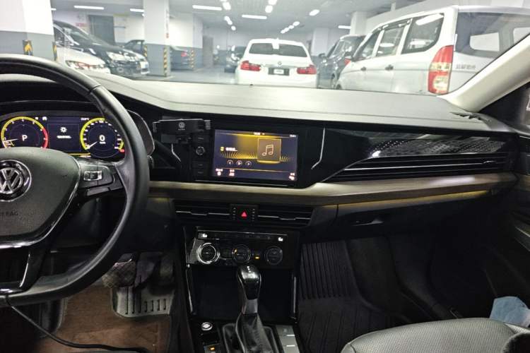 Used Volkswagen Passat 2019 330TSI Luxury Edition China VI Standard Audio And AC Panel
