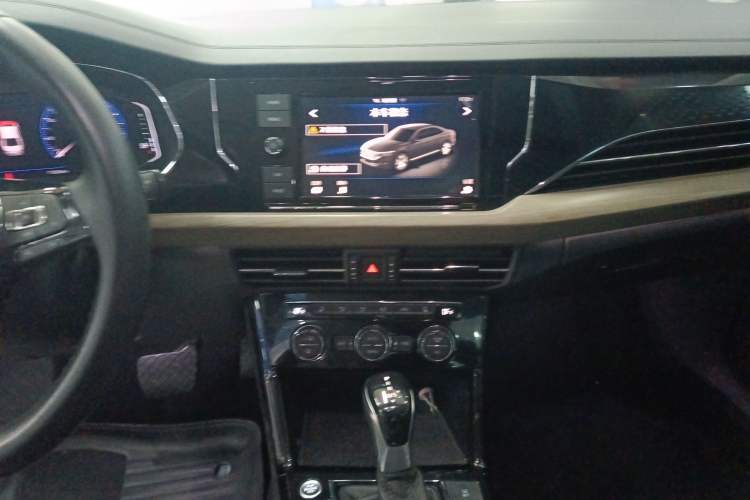 Used Volkswagen Passat 2019 330TSI Luxury Edition China VI Standard Audio And AC Panel