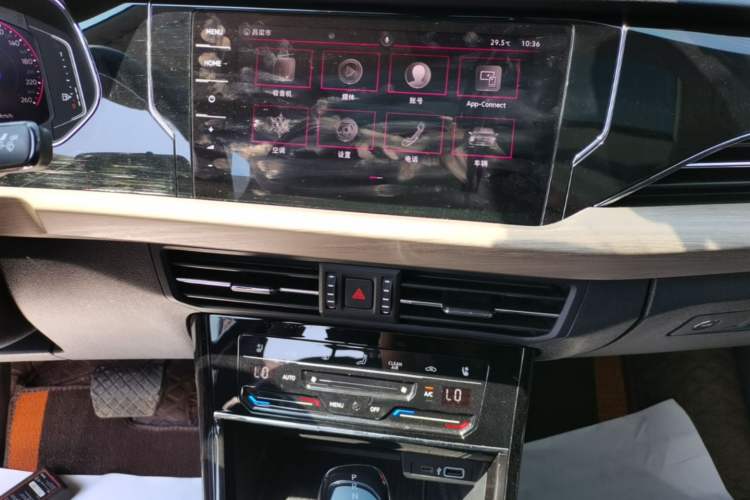 Used Volkswagen Passat 2019 330TSI Luxury Edition China VI Standard Audio And AC Panel